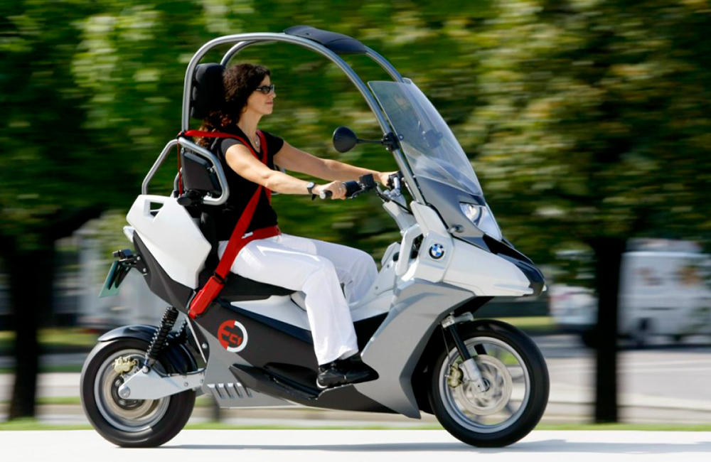 Компания BMW намерена создать электрический скутер с крышей